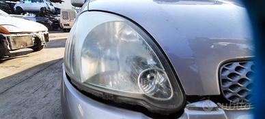 TOYOTA YARIS 2003 - FARO ANTERIORE DESTRO