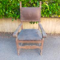 poltrona in cuoio con stemma