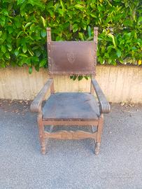 poltrona in cuoio con stemma