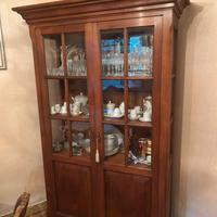 vetrina con tavolo tondo e sedie