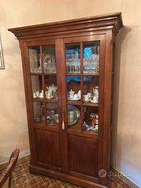 vetrina con tavolo tondo e sedie