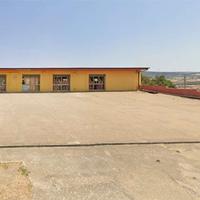 Locale commerciale con parcheggi