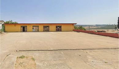 Locale commerciale con parcheggi