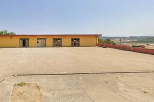 Locale commerciale con parcheggi