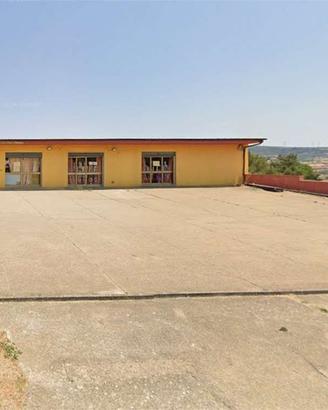 Locale commerciale con parcheggi