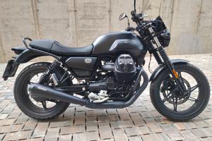 Moto Guzzi V7 850 stone