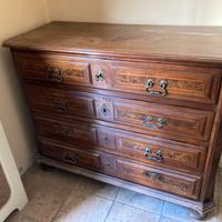 Elegante cassettone lombardo di gusto Luigi XVI