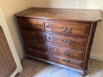 Elegante cassettone lombardo di gusto Luigi XVI