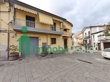 Casa indipendente di 305 m² con più di 5 locali e 