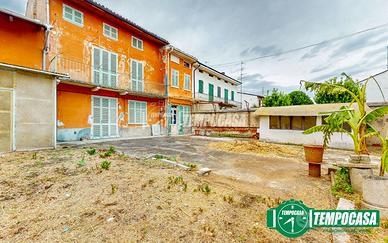 CASA SU DUE PIANI CON CORTILE!