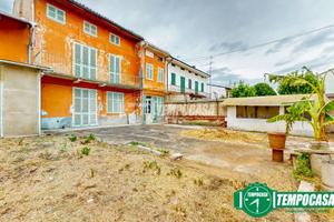 CASA SU DUE PIANI CON CORTILE!