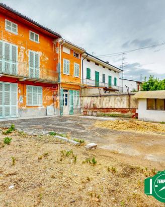 CASA SU DUE PIANI CON CORTILE!