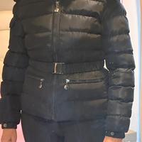 Giaccone imbottito blu scuro con cintura e cappucc