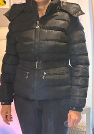 Giaccone imbottito blu scuro con cintura e cappucc