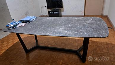 tavolo di marmo grigio