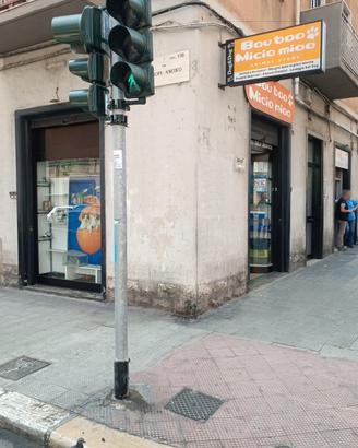 Locale commerciale Angolare 3 vetrine zona movimen