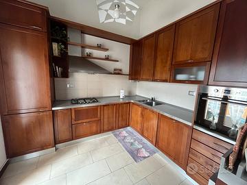 CUCINA IN CILIEGIO CON ELETTRODOMESTICI