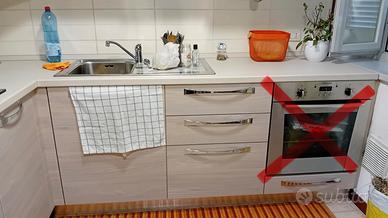 Cucina angolare con lavello e piano cottura