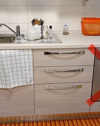 Cucina angolare con lavello e piano cottura