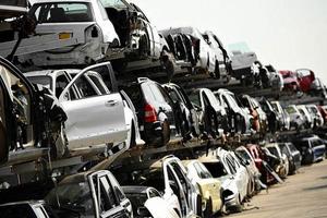 Capannone -attivita' di autodemolizione