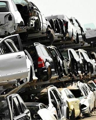 Capannone -attivita' di autodemolizione