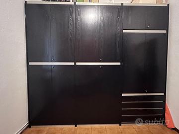 armadio nero in legno