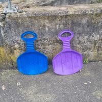 pale x scivolare sulla neve blu e viola