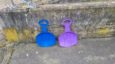 pale x scivolare sulla neve blu e viola