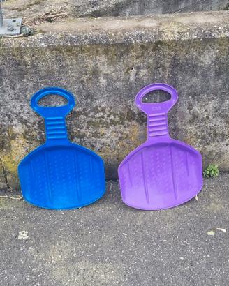 pale x scivolare sulla neve blu e viola