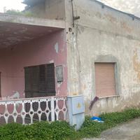 Ampia villa indipendente su 4 lati ristrutturare