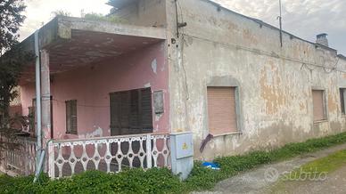 Ampia villa indipendente su 4 lati ristrutturare