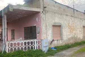 Ampia villa indipendente su 4 lati ristrutturare