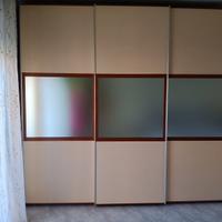 Armadio con ante scorrevoli + 2 comodini e comò