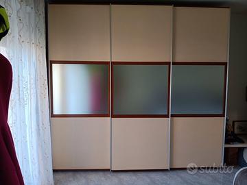 Armadio con ante scorrevoli + 2 comodini e comò