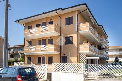 3 LOCALI A FERMO