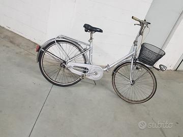 bicicletta grigia, ruote da D 24 pollici 