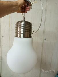 Lampadario moderno a forma di lampadina gigante