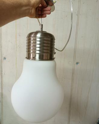Lampadario moderno a forma di lampadina gigante