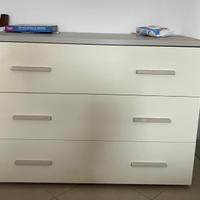 Cassettiera + comodini + letto