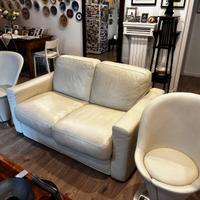Divano in pelle + sedie