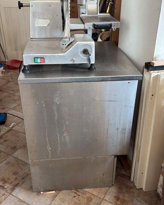 Affettatrice e relativo sottobanco