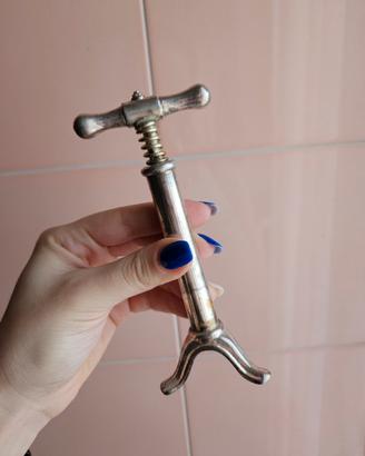 Cavatappi vintage raro a forma di pompa di bici