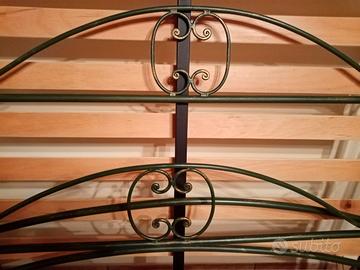 Letto una piazza e mezzo con struttura doghe.