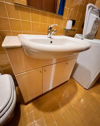 Mobile bagno con lavabo e piano in ceramica