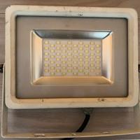 Potente faretto a led da esterno