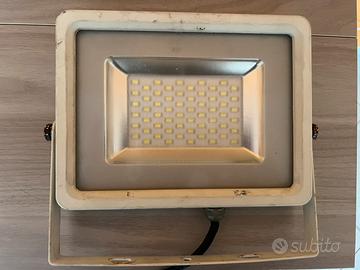 Potente faretto a led da esterno