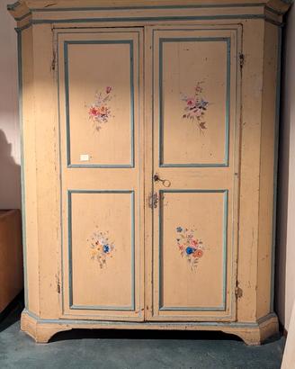 armadio antico con fiori decorato a mano