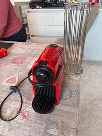 Macchina Caffè Nespresso Inissia rossa portacaps