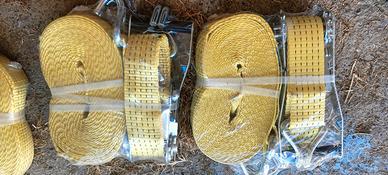 2 cinghii con cricet camion