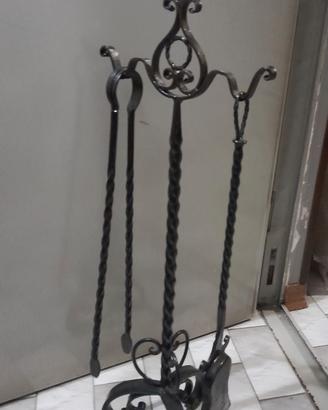 Set vecchi attrezzi  da camino in ferro battuto